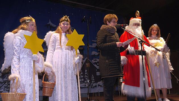 n Begleitung von Christkind, Weihnachtsmann und zwei Engeln hat Elke Protzmann   am Freitag den Nikolausmarkt er&ouml;ffnet. - Foto: Berthold K&ouml;hler