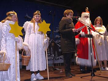 n Begleitung von Christkind, Weihnachtsmann und zwei Engeln hat Elke Protzmann   am Freitag den Nikolausmarkt er&ouml;ffnet. - Foto: Berthold K&ouml;hler