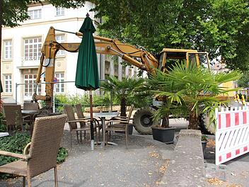 Bis Freitag sollen die Arbeiten an der Martin Luther-Straße fertig sein. So lange reicht die Baustelle bis an den Ballingbasar, etwa bis zum Außenbereich des Mein Kissinger Kaffees.  Foto: Benedikt Borst