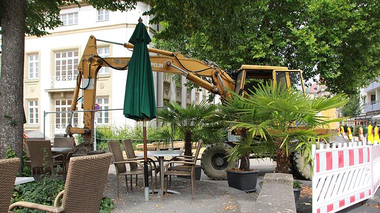 Bis Freitag sollen die Arbeiten an der Martin Luther-Straße fertig sein. So lange reicht die Baustelle bis an den Ballingbasar, etwa bis zum Außenbereich des Mein Kissinger Kaffees.  Foto: Benedikt Borst