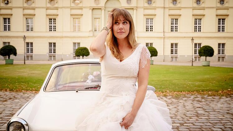 Lolle (Felicitas Woll) ist sich unsicher: Wen soll sie denn nun heiraten?
