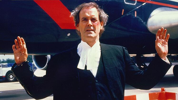 John Cleese erfand und spielte die Hauptrolle in der Kultcomedy "Fawlty Towers" und gab in der Erfolgskomödie "Ein Fisch namens Wanda" (Bild) den Anwalt Archie.