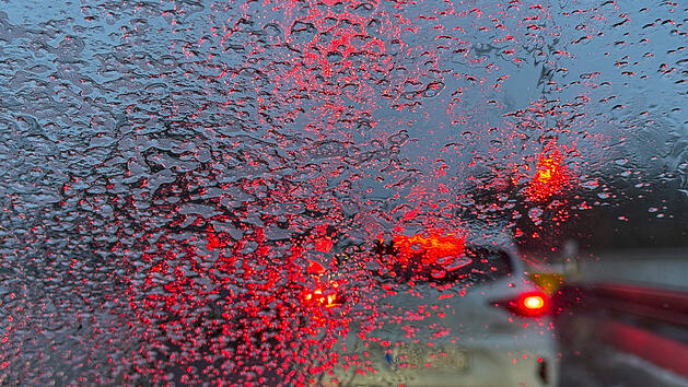 Winterwetter ARCHIV - 05.02.2026, Sachsen, Leipzig: Der morgendliche Berufsverkehr, betrachtet durch die noch zum Teil vereiste Windschutzscheibe eines Autos. (zu dpa: &laquo;&laquo;Glatteis-Chaos&raquo; legt Berufsverkehr auf A3 lahm&raquo;) Foto: Jan Woitas/dpa +++ dpa-Bildfunk +++