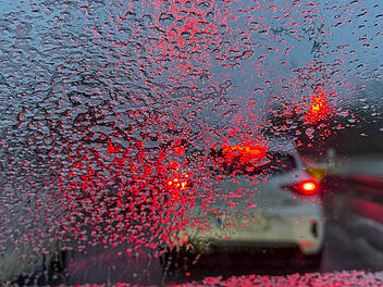 Winterwetter ARCHIV - 05.02.2026, Sachsen, Leipzig: Der morgendliche Berufsverkehr, betrachtet durch die noch zum Teil vereiste Windschutzscheibe eines Autos. (zu dpa: &laquo;&laquo;Glatteis-Chaos&raquo; legt Berufsverkehr auf A3 lahm&raquo;) Foto: Jan Woitas/dpa +++ dpa-Bildfunk +++
