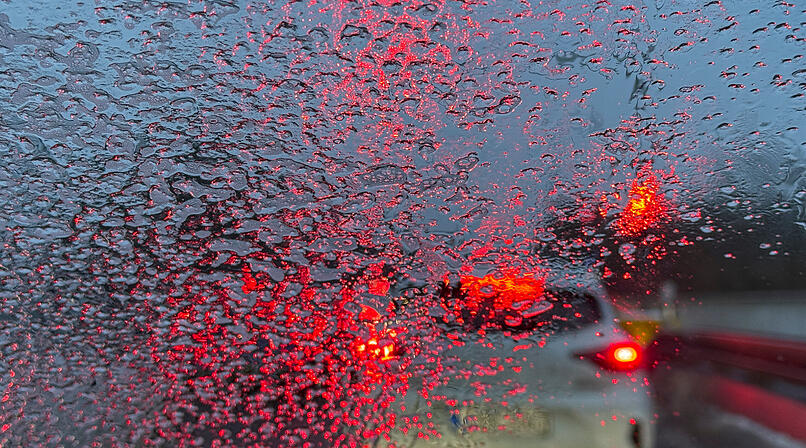 Winterwetter ARCHIV - 05.02.2026, Sachsen, Leipzig: Der morgendliche Berufsverkehr, betrachtet durch die noch zum Teil vereiste Windschutzscheibe eines Autos. (zu dpa: &laquo;&laquo;Glatteis-Chaos&raquo; legt Berufsverkehr auf A3 lahm&raquo;) Foto: Jan Woitas/dpa +++ dpa-Bildfunk +++