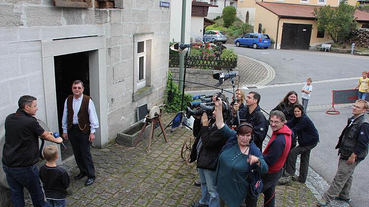 Peter Kirchner und Enkel Marcel zeigten am Schleifstein, wie eine Axt wieder scharf gemacht wurde.