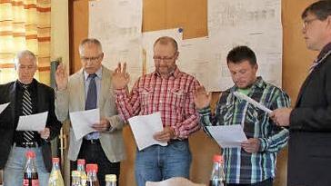 Reinhold Klein, Manfred Fuchs, Werner Thein und Ralf Gleichmann (im Bild von links) wurden von Bürgermeister Hermann Niediek (rechts) vereidigt.
