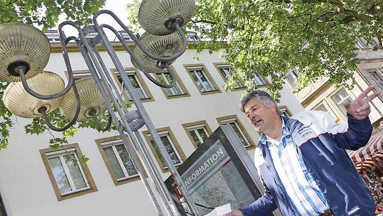 Auktionator Rainer Güthlein von der Stadt Bamberg versteigert eine Winklerleuchte am Gabelmann. Fotos: Matthias Hoch