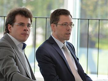 Der designierte Chefdirigent Jakub Hru Gradša (l.) und der Intendant der Bamberger Symphoniker Marcus Rudolf Axt Fotos: Rudolf Görtler