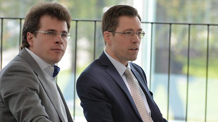 Der designierte Chefdirigent Jakub Hru Gradša (l.) und der Intendant der Bamberger Symphoniker Marcus Rudolf Axt Fotos: Rudolf Görtler