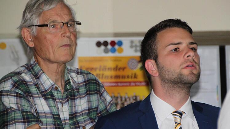 Die Spannung im Foyer des Rathauses ist mit Händen zu greifen. Foto: Ulrike Müller