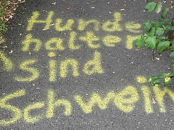 Auf einen vielbenutzten Weg bei Oberrodach wurde diese Schmähung gesprüht. Fotos: Andrea Kuhla