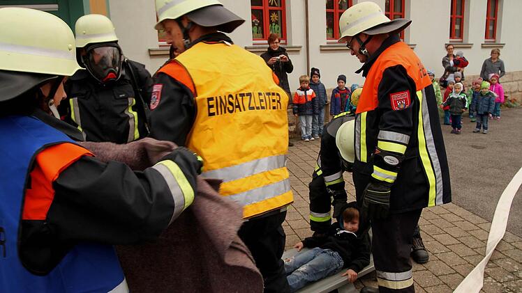 den Erzieherinnen und Kindern auch das Vorgehen bei ihrem Einsatz.