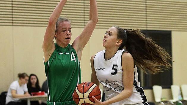 Die Dresdnerin Fine B&ouml;hmke (l.), ihres Zeichens auch Chemnitzer Bundesligaspielerin, kann die beste Kemmerner Punktesammlerin, Marie Ulsh&ouml;fer, auf ihrem Weg zum Korb nicht aufhalten. Foto: sportpress