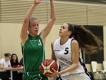 Die Dresdnerin Fine B&ouml;hmke (l.), ihres Zeichens auch Chemnitzer Bundesligaspielerin, kann die beste Kemmerner Punktesammlerin, Marie Ulsh&ouml;fer, auf ihrem Weg zum Korb nicht aufhalten. Foto: sportpress