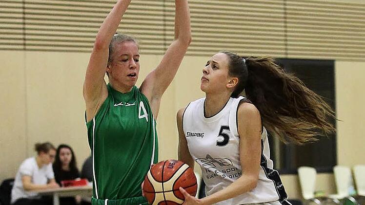 Die Dresdnerin Fine B&ouml;hmke (l.), ihres Zeichens auch Chemnitzer Bundesligaspielerin, kann die beste Kemmerner Punktesammlerin, Marie Ulsh&ouml;fer, auf ihrem Weg zum Korb nicht aufhalten. Foto: sportpress