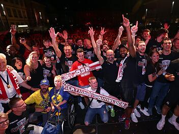 Die Spieler von Brose Bamberg feiern am 11.06.2017 in Bamberg ( auf dem Marktplatz mit den Fans die neunte deutsche Meisterschaft. Foto: Daniel Karmann/dpa