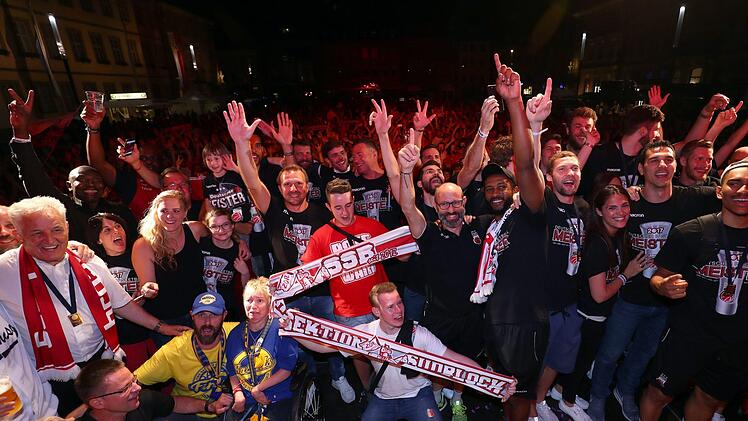 Die Spieler von Brose Bamberg feiern am 11.06.2017 in Bamberg ( auf dem Marktplatz mit den Fans die neunte deutsche Meisterschaft. Foto: Daniel Karmann/dpa