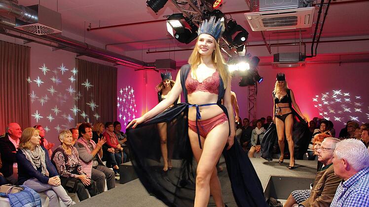 Wie Königinnen der Nacht schienen die Damen in reizvollen Dessous  Evi Seeger