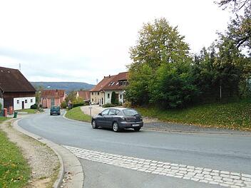 Schon vor der Dorferneuerung müsste eine Umgehungsstraße für Walkersbrunn gebaut werden. Aber das wird entweder richtig teuer oder es klappt nicht rechtzeitig.Petra Malbrich