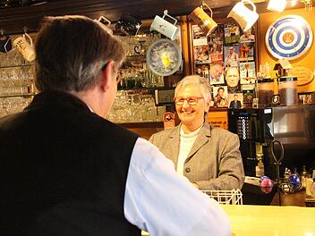 Ingrid Güldener ist als Wirtin der König-Pilsener-Stube seit 15 Jahre nah an den Gästen dran. Foto: Benedikt Borst