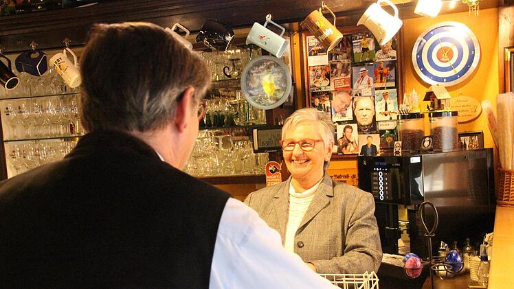 Ingrid Güldener ist als Wirtin der König-Pilsener-Stube seit 15 Jahre nah an den Gästen dran. Foto: Benedikt Borst