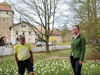 Tourismuschefin Carolin Franz (rechts) und Gärtnermeister Hubert Hannig schauen sich die blühende Pracht an. Foto: Bettina Knauth