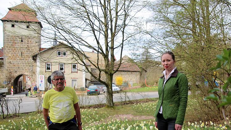 Tourismuschefin Carolin Franz (rechts) und Gärtnermeister Hubert Hannig schauen sich die blühende Pracht an. Foto: Bettina Knauth