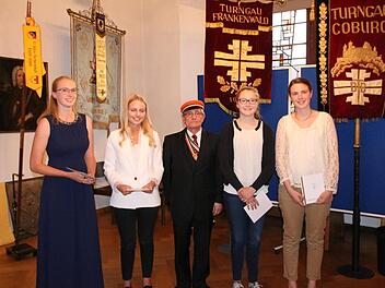 Wolf Honigmann, CC-Amtsleiter für Bildung (Mitte) mit den diesjährigen Stipendiatinnen Jennifer Sauerland, Anna Oikonomies, Katja Richter und Hannah Thurisch (von links). Foto: Simone Bastian