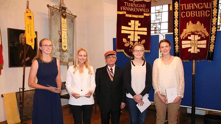Wolf Honigmann, CC-Amtsleiter für Bildung (Mitte) mit den diesjährigen Stipendiatinnen Jennifer Sauerland, Anna Oikonomies, Katja Richter und Hannah Thurisch (von links). Foto: Simone Bastian