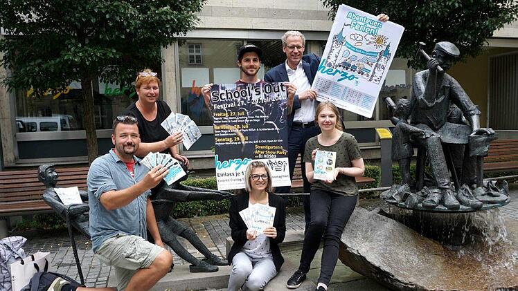 Thomas Schönfelder, Bea Wirth, Daniel Birk, Evi Bauer und Simone Voit stellen Bürgermeister German Hacker die Programmhefte vor.   Foto: Richard Sänger