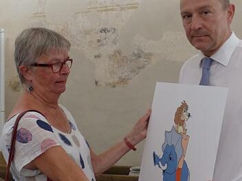 Stadträtin Lisa Hofmann und Grafiker Reiner Schütz bei der Vorstellung des PfalzifantenPauline LIndner