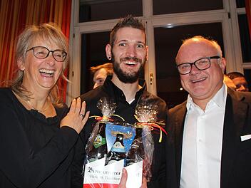 Steffen Szabo (Mitte) mit Barbara und Bernd Glauben.Foto: Oliver Schmidt