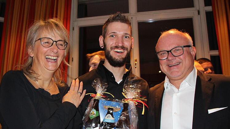 Steffen Szabo (Mitte) mit Barbara und Bernd Glauben.Foto: Oliver Schmidt