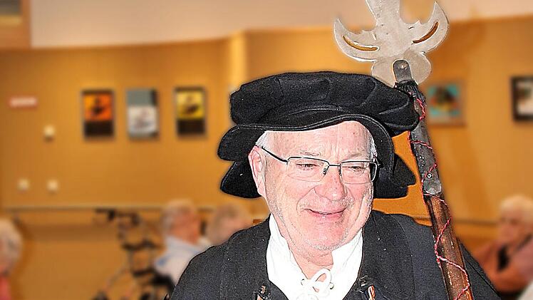 Als Nachtwächter kam Rainer Kirch ins Erzählcafé von Sankt Elisabeth. Der  Nachmittag mit ihm war sehr vergnüglich. Foto: Dieter Britz