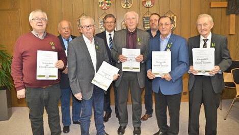 Stockheim ehrt verdiente Ehrenamtliche mit der Ehrenmedaille. Von links Leonhard Welscher, Peter Becker, Hubert Knauer. B&uuml;rgermeister Rainer Detsch, Gerd Fleischmann, Edmund Sprenger, Andreas Endes und Walter Biesenecker. Foto: K.- H. Hofmann