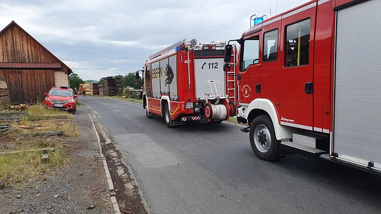 Den Helfern der Feuerwehr gelang es, den Verletzten, der sich bei der Arbeit mit seiner Hand eingeklemmt hatte, aus seiner Lage zu befreien. Fotos: Christian Licha