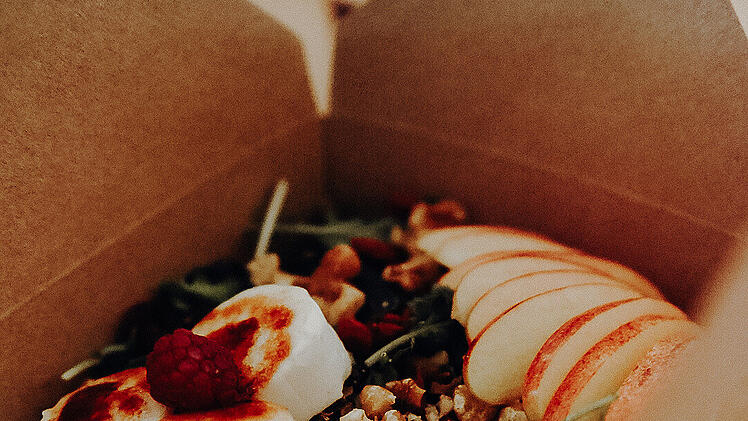 Vegetarischer Wild Berry Salat mit Ziegenkäse und Himbeerdressing im Stadtproviant.