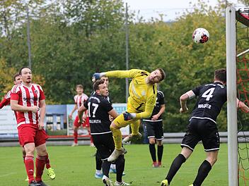 Unterpleichfelds Keeper Philipp Schmidt fliegt vergeblich: Der geniale Kunstschuss von Dominik Halbig landete zentimetergenau im Winkel und bescherte dem FC Fuchsstadt den Heimsieg. Foto: Sebastian Schmitt