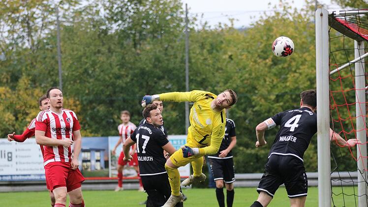Unterpleichfelds Keeper Philipp Schmidt fliegt vergeblich: Der geniale Kunstschuss von Dominik Halbig landete zentimetergenau im Winkel und bescherte dem FC Fuchsstadt den Heimsieg. Foto: Sebastian Schmitt
