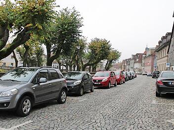 In der Adolf-Kolping-Straße parken die Autos zwischen den gekennzeichneten Flächen.