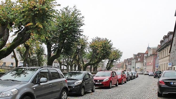 In der Adolf-Kolping-Straße parken die Autos zwischen den gekennzeichneten Flächen.