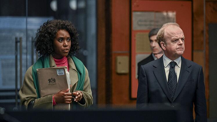 Die britischen Beh&ouml;rden (Clare-Hope Ashitey , Toby Jones) werden von den Ereignissen in Berlin &uuml;berrascht.