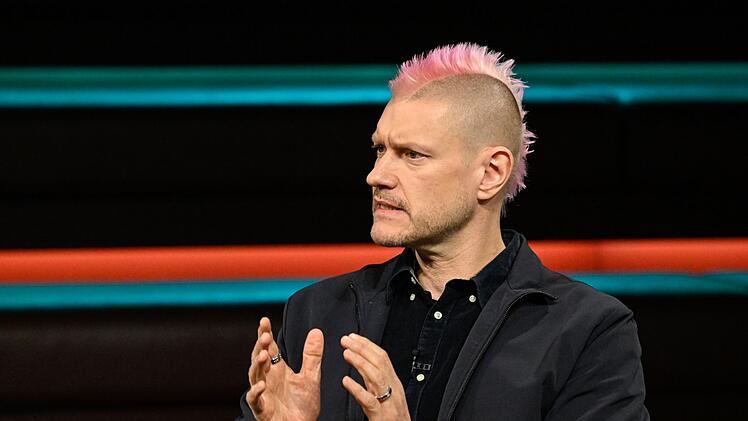 Digitalexperte Sascha Lobo sah die Entwicklung der KI zwiegespalten, warnte jedoch vor "blanker Panikmache".
