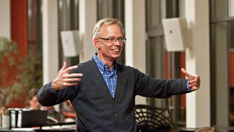 Coburgers Kirchenmusikdirektor Peter Stenglein bei der Probenarbeit an Bachs h-Moll-Messe.