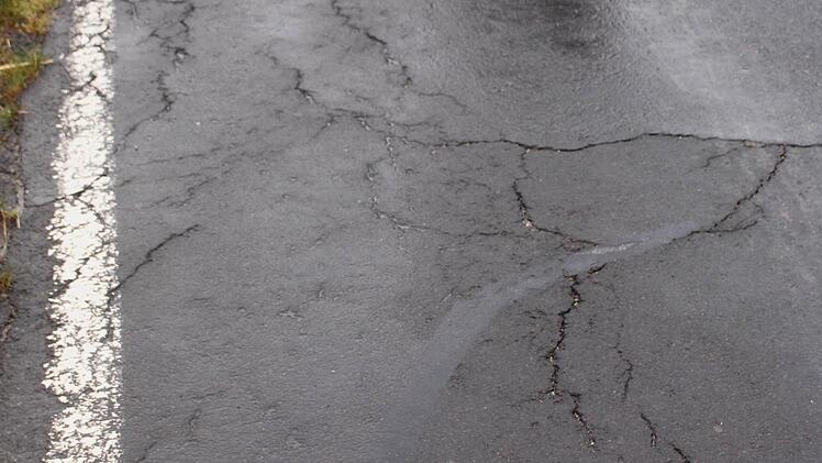 Risse in den Straßen müssen geschlossen werden. Das verlangt viel Geld an Unterhaltungsarbeit.