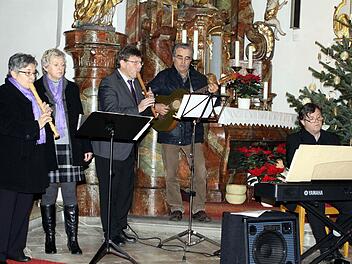 Unter der Leitung von Organist Roland Schöps am Klavier trat die Gruppe "Fränkischer Wind" auf.  Foto: Michael Wunder