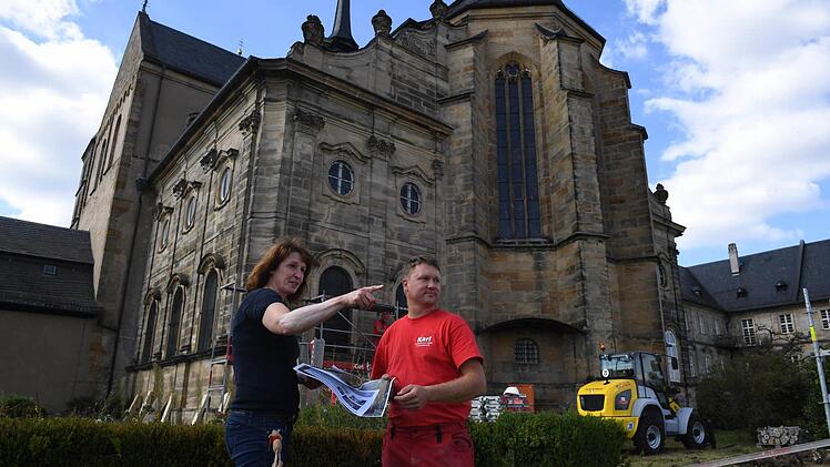 Bauleiterin Karin Hamper gibt Instruktionen.