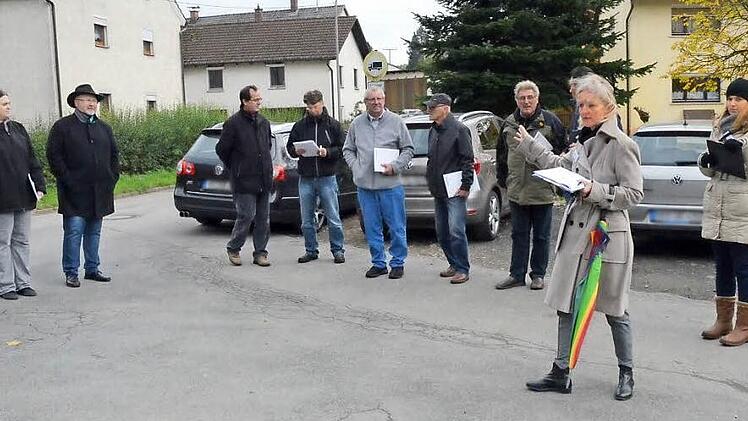 Beim Planungsspaziergang durch Reuth wurde viel diskutiert und alles protokolliert von Claudia Roschlau (2.v.r.) und Maren Wirth (rechts), beide vom Architekturbüro Baurconsult. Mit im Bild Bürgermeister Egon Herrmann (2.v.l.). Fotos: Karl-Heinz Hofmann