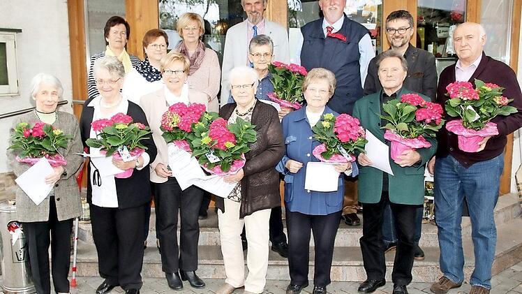 Bei der Hauptversammlung ehrte Vorsitzender Roland Trapp (obere Reihe rechts - neben Bürgermeister Martin Rauscher) viele langjährige Mitglieder mit Blumen und einer Urkunde. Foto: Michael Stelzner